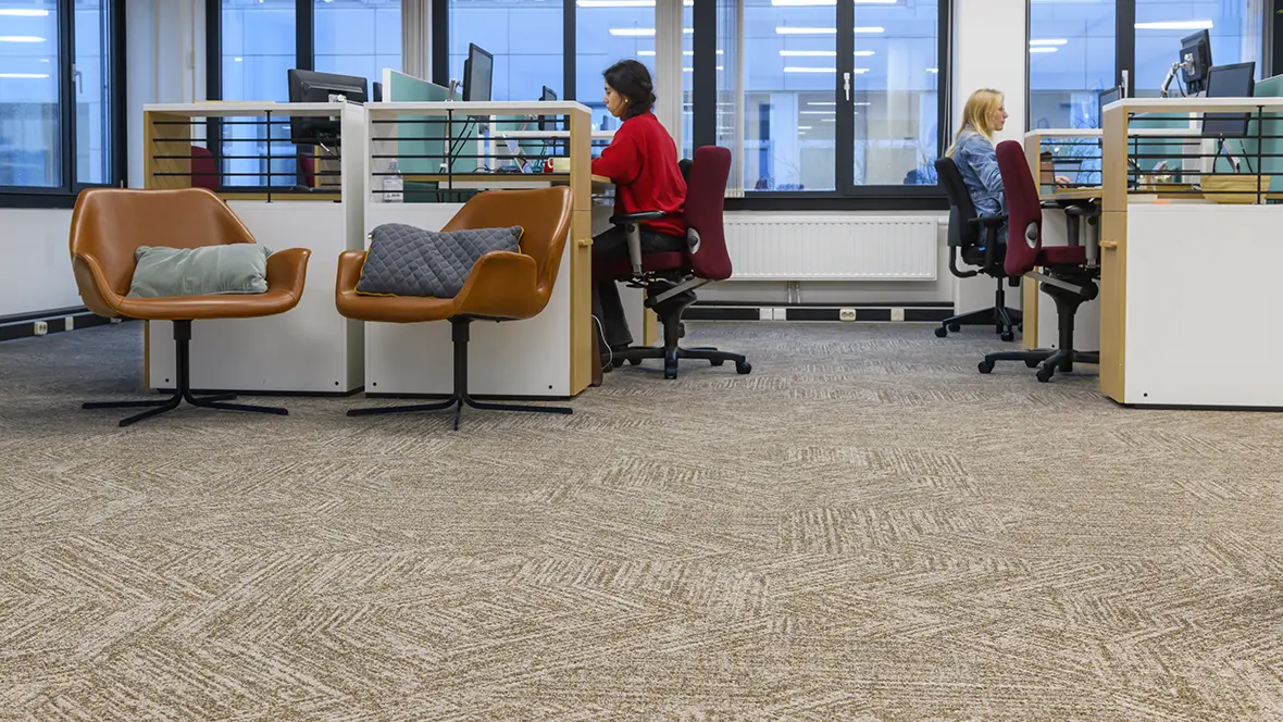 Kantoor NL-Vlaams Bijbelgenootschap met Tessera Topology tapijttegels in de warme kleur bronze arc