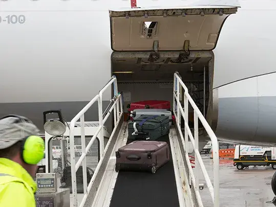 Carico di bagagli su un aereo