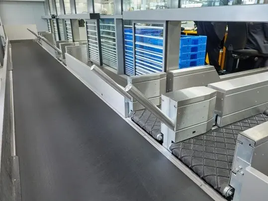Conveyor belts collect baggage for further processing