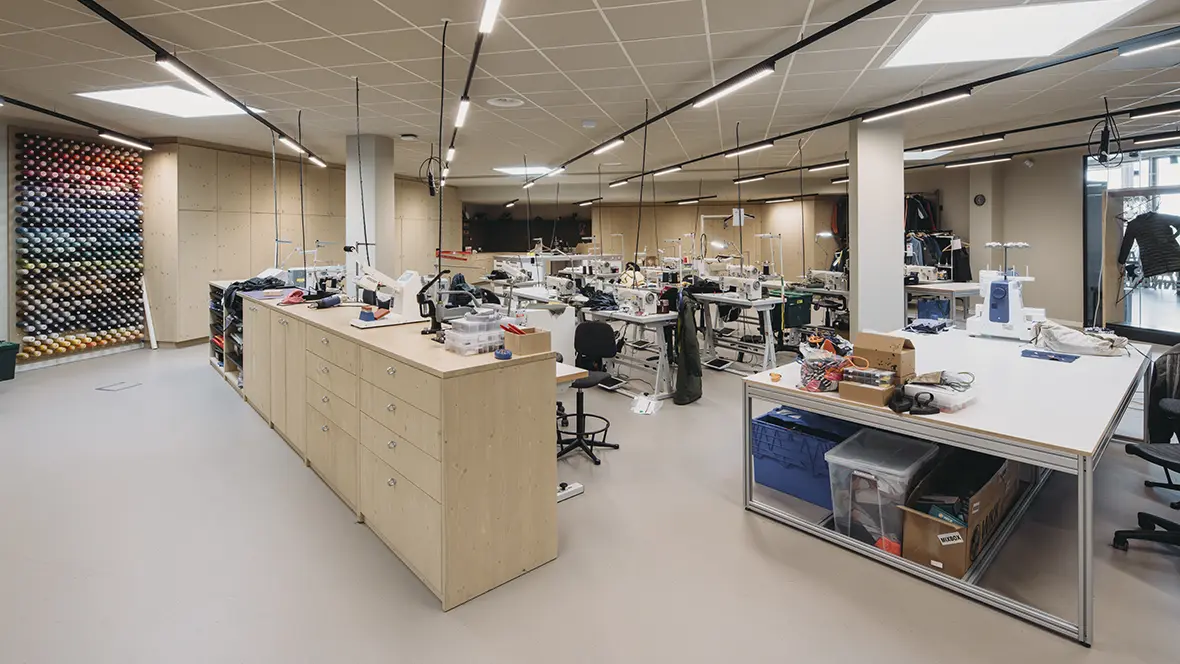 Bever hoofdkantoor met Marmoleum Cocoa op de vloer in het naaiatelier