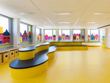 Eichenwaldschule in Neusäß mit gelbem Linoleum