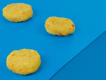Blaues Förderband bei der Lebensmittelproduktion