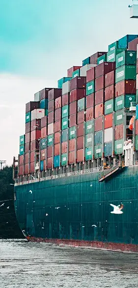 nave con container | foto di Mika Baumeister, courtesy of Unsplash.com