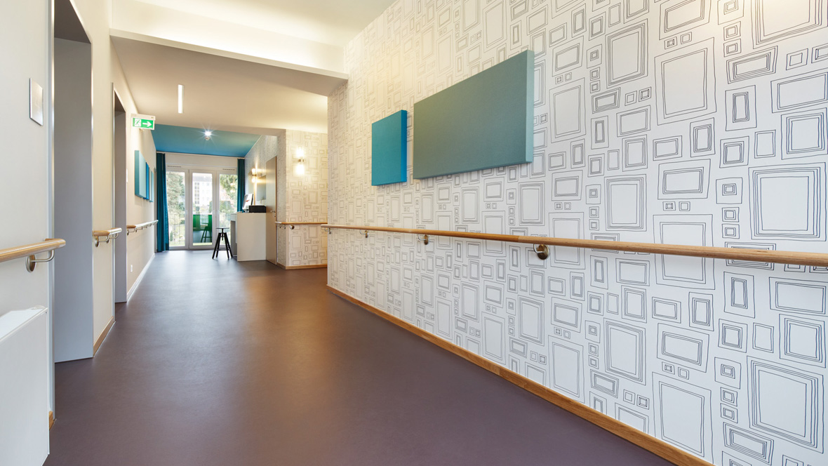 House of Life Gang mit gemusterter Wandtapete- Forbo Marmoleum Real