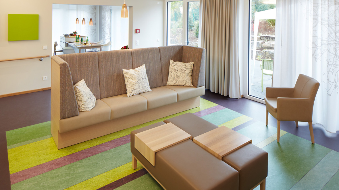 House of Life Beiges Sofa auf Boden mit bunt-gestreiftem Boden - Forbo Marmoleum Real