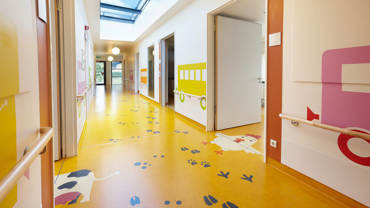 Städtisches Klinikum Brandenburg Gelber Bodenbelag mit Tieren – Forbo Marmoleum Fresco