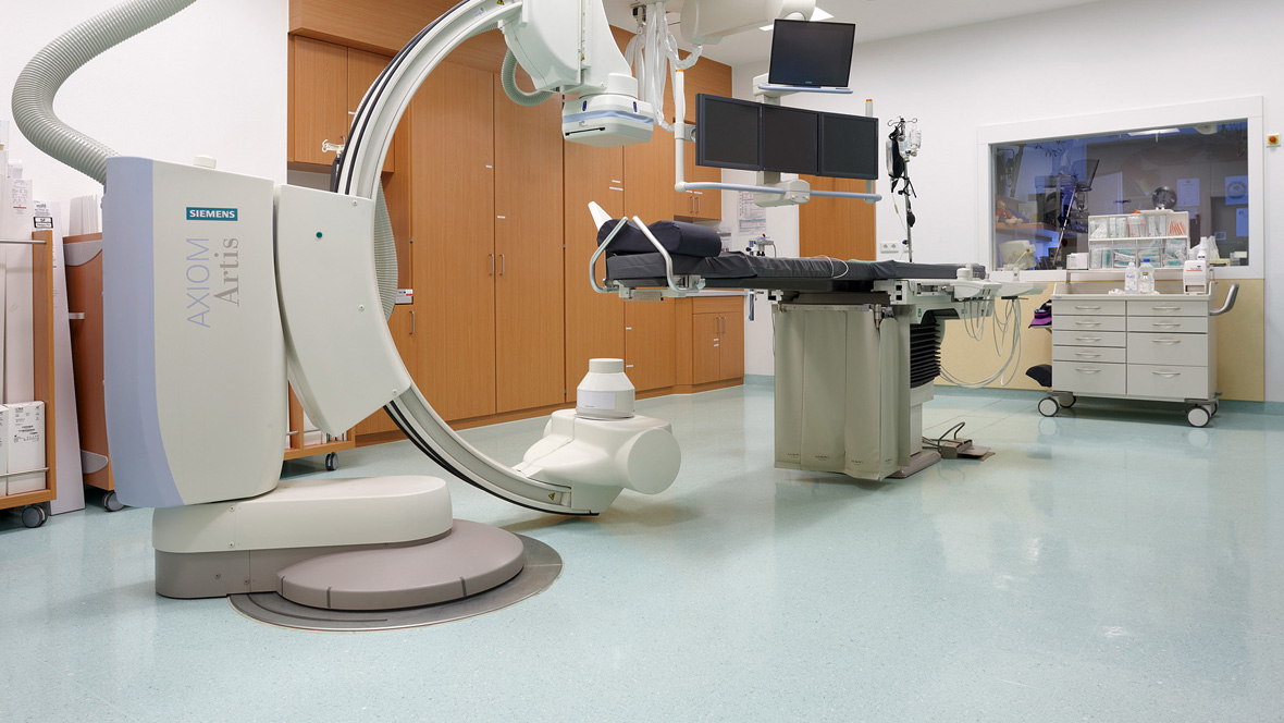 Marienkrankenhaus Soest Behandlungsraum mit C-Bogen Angiographiesystem – Forbo Colorex EC