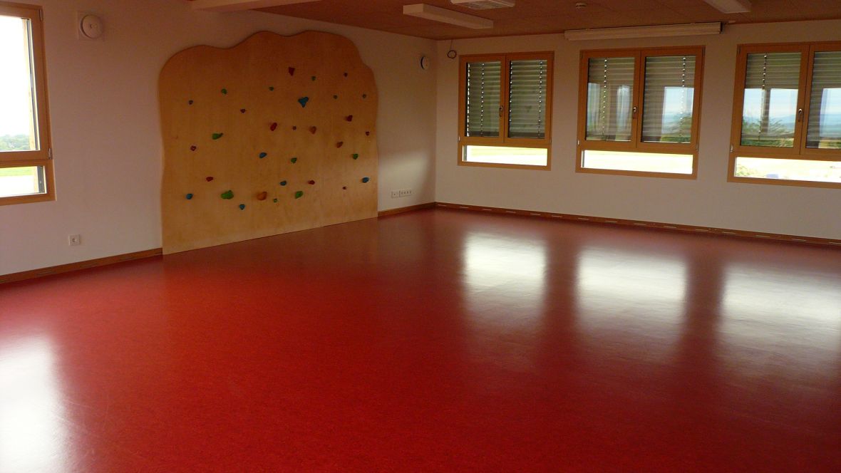 Kindertagesstätte juwelchen Wörrstadt Raum mit rotem Boden und Kletterwand – Forbo Marmoleum Real