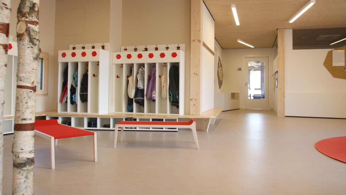 Kindertagesstätte juwelchen Wörrstadt Garderobe mit Kinderkleidung – Forbo Marmoleum 