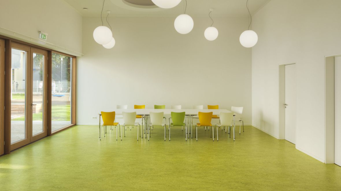 Kinderkrippe Darmstadt Raum mit langem Tisch und Stühlen - Forbo Marmoleum Decibel