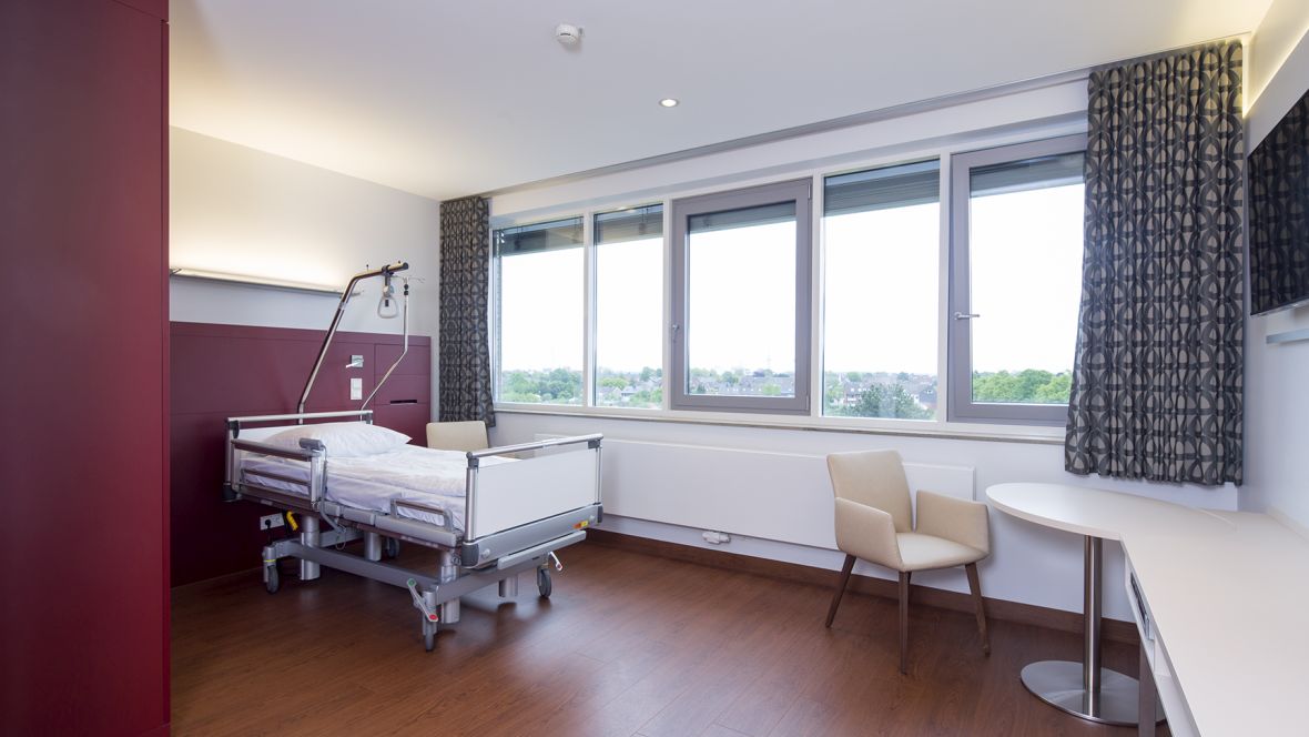 Privatstation Clemens Hospital Münster Patientenzimmer mit Pflegebett – Forbo Allura Wood