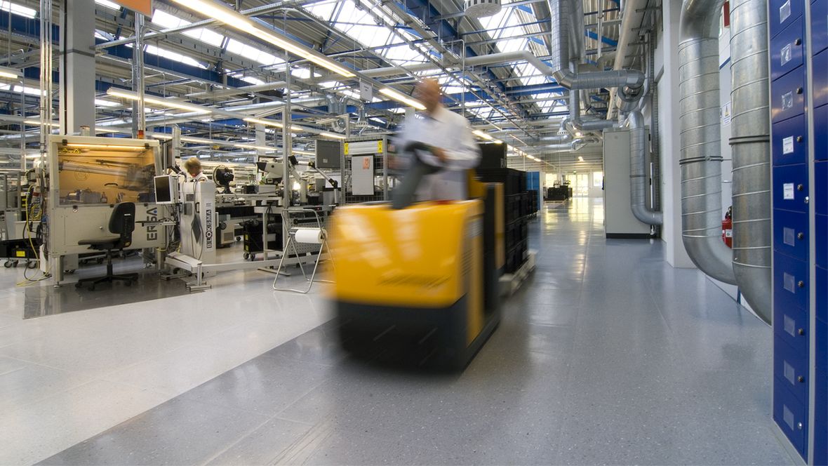 Siemens Rastatt Stapler fährt durch Fabrik – Forbo Colorex Pasic Plus