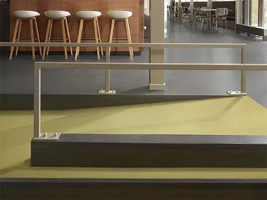 Pavimento vinílico de seguridad Step | 17233 daffodil, 17422 concrete | Forbo Flooring Systems