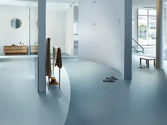 Step safety vinyl flooring | 181582 pale blue, 180662 reef green, 26500 uni ivory, 26631 sorrente azure | Forbo Flooring Systems