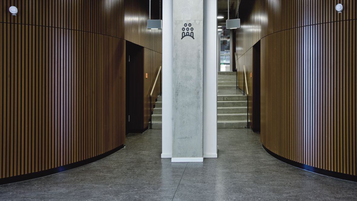Hochschule für Technik und Wirtschaft Berlin Oberschönweide Blick auf Pfeiler vor Treppenaufgang – Forbo Marmoleum Acoustic