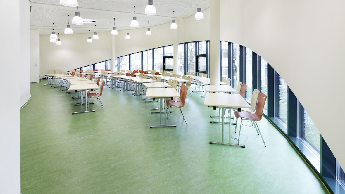 Mensa für zwei Gymnasien Paderborn Stuhlreihe auf grünem Boden - Forbo Marmoleum Fresco