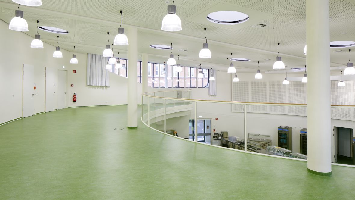 Mensa für zwei Gymnasien Paderborn Eingezogene Ebene mit grünem Boden - Forbo Marmoleum Fresco