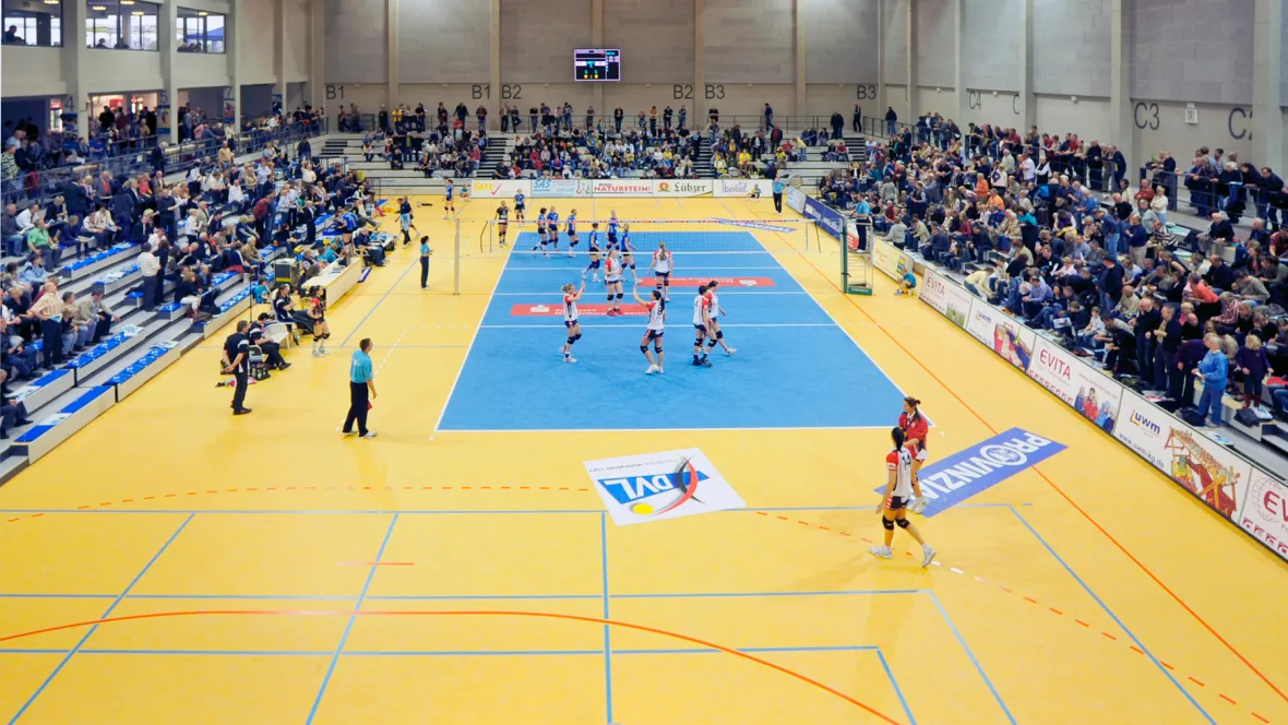 Sporthalle Lamprechtsgrund Schwerin Volleyballspiel mit Zuschauern – Forbo Marmoleum Sport
