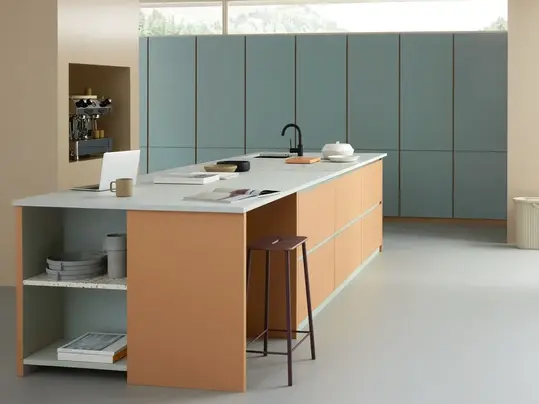 Cuisine avec mobilier coloré sur un sol en linoléum durable gris clair