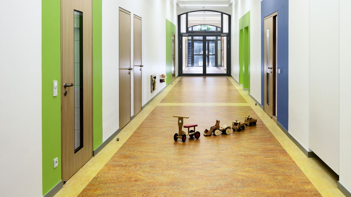 Kindertagesstätte Karmeliter Worms Spielzeuge auf Gang – Forbo Marmoleum Vivace