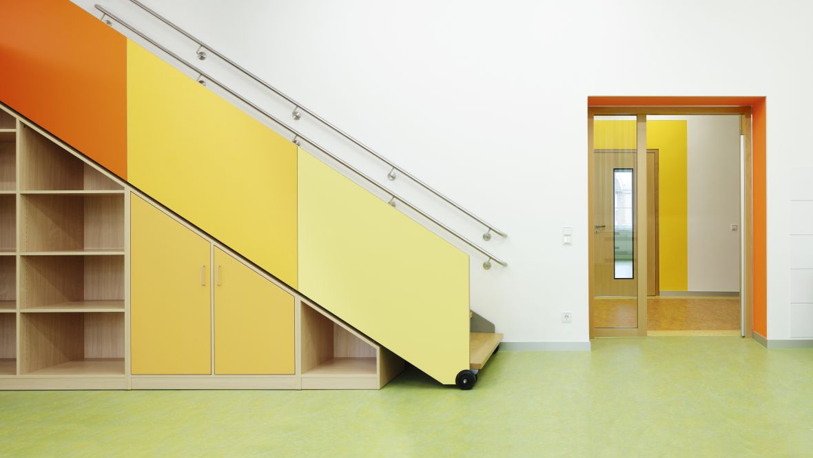 Kindertagesstätte Karmeliter Worms Seitenansicht Treppe mit Einbauschränken– Forbo Marmoleum Vivace
