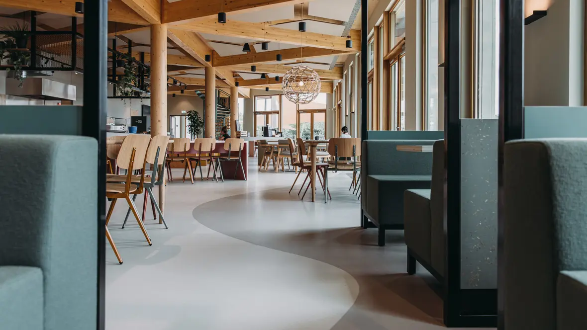 Bever hoofdkantoor met Marmoleum Cocoa op de vloer in het bedrijfsrestaurant