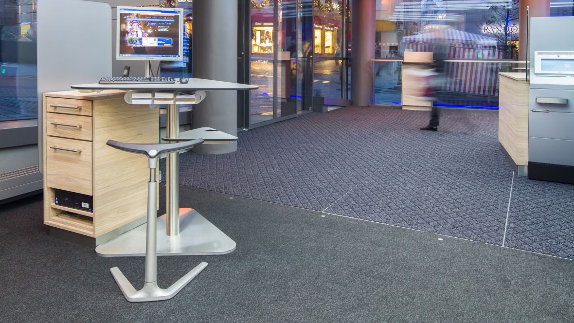 VR Bank Nürnberg Textiler Bodenbelag im Eingangsbereich – Forbo Coral Classic