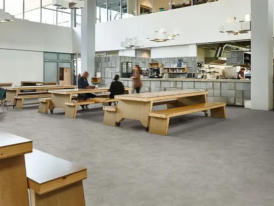 Revêtement de sol restaurant fort trafic résistant | Forbo Flooring Systems