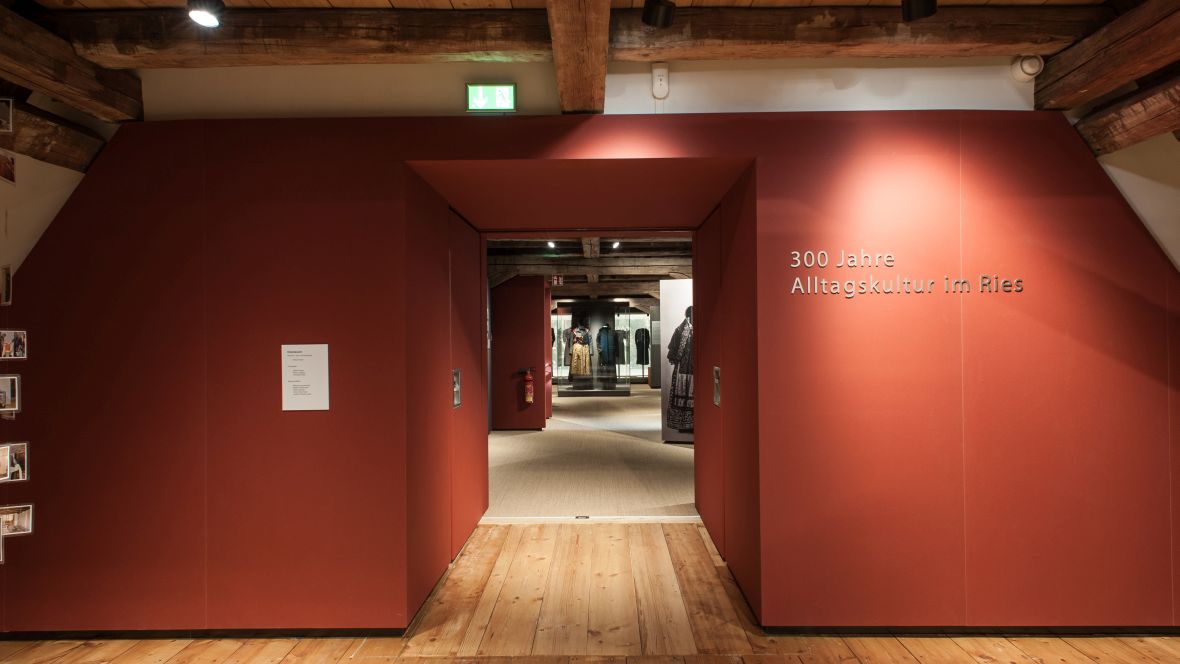 Rieser Bauernmuseum Rot-verkleidete Wand – Forbo Bulletin Board