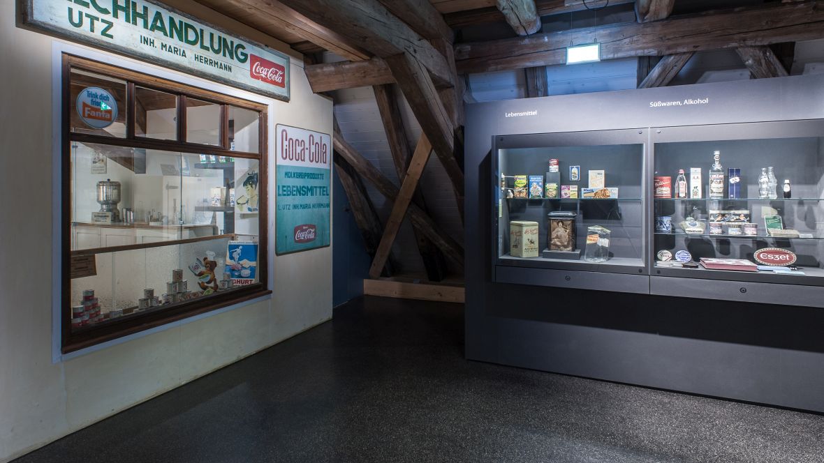 Rieser Bauernmuseum Vitrinen mit Exponaten – Forbo Marmoleum Concrete