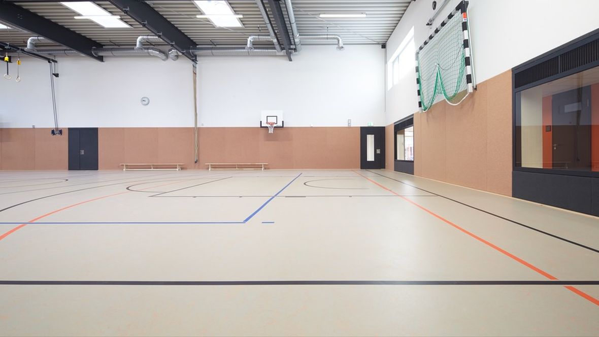 Sporthalle am Neuhäuser Grundschulzentrum Spielfeld mit Markierungen – Forbo Sport Linoleum