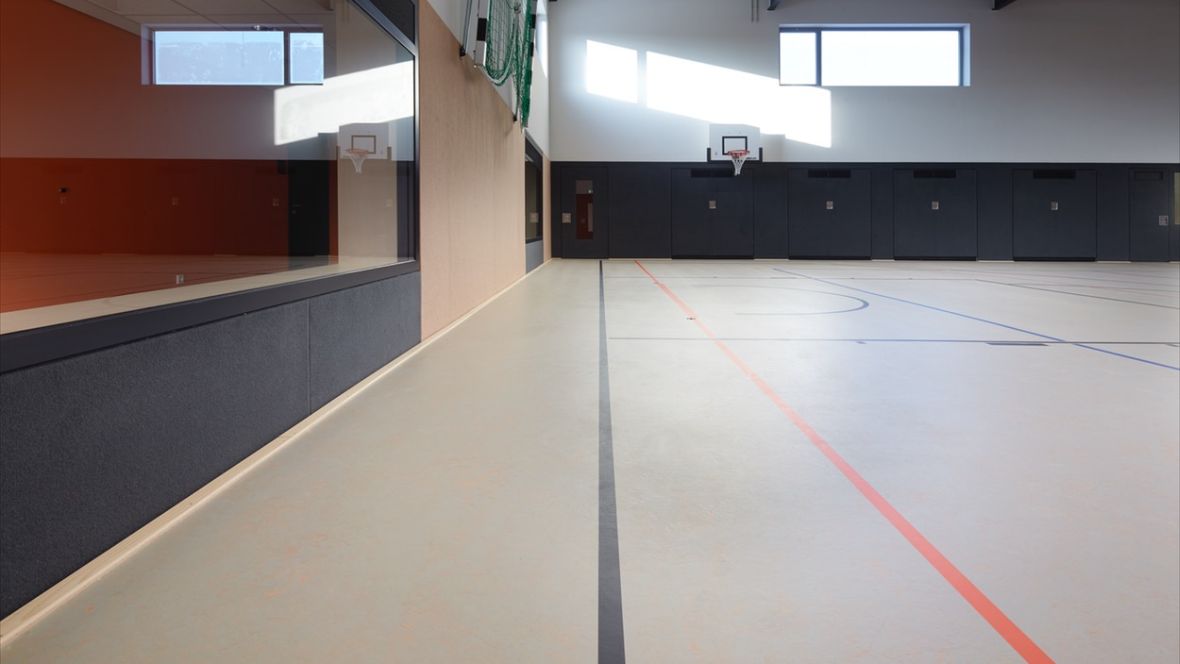 Sporthalle am Neuhäuser Grundschulzentrum Detailaufnahme Seitenlinie eines Spielfeldes – Forbo Sport Linoleum