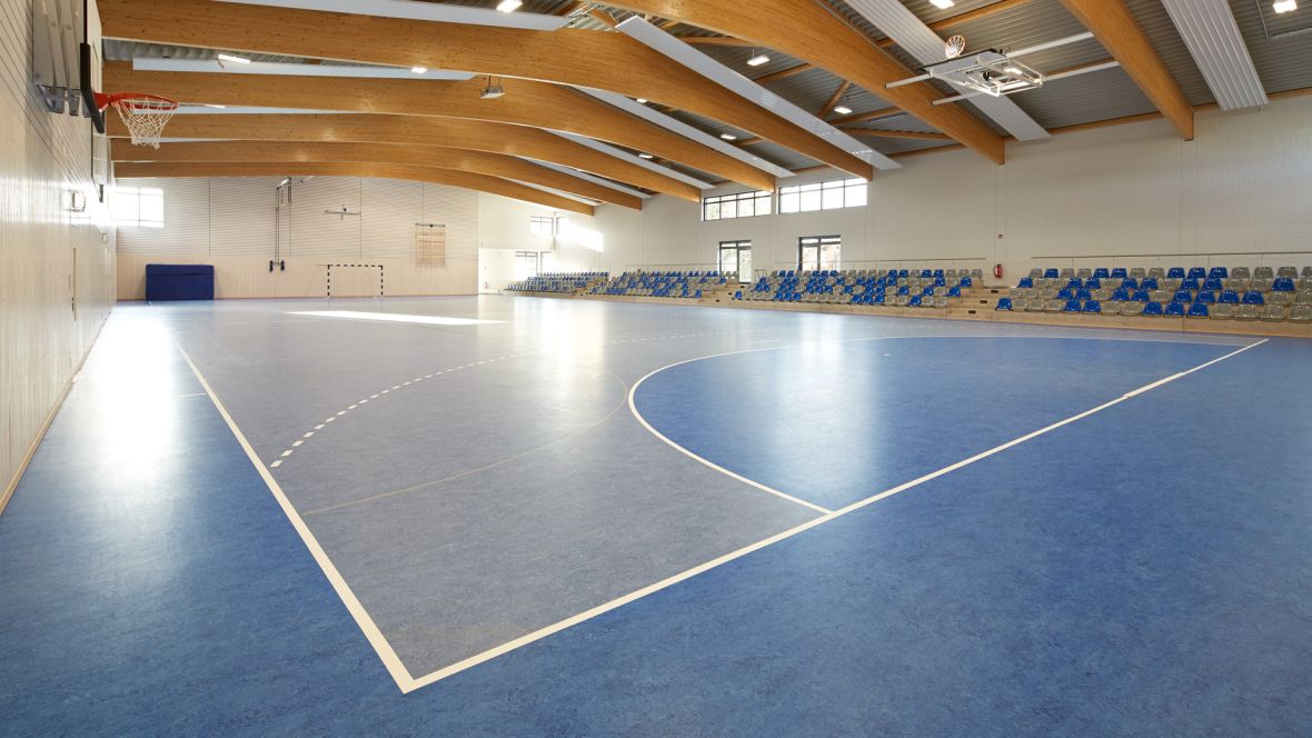 Sparkassen Arena TuS 09 Möllbergen e.V. Blauer Sportboden mit weißen Linien – Forbo Marmoleum Sport