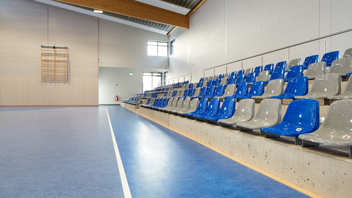 Sparkassen Arena TuS 09 Möllbergen e.V. Spielfeldrand mit Tribüne – Forbo Marmoleum Sport