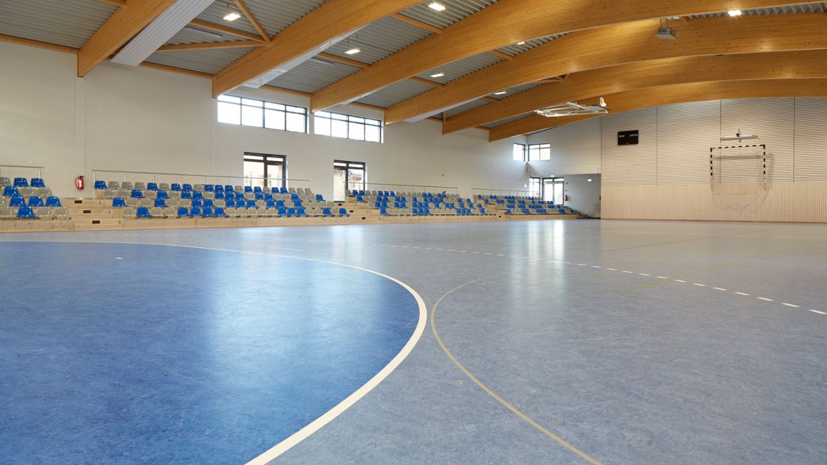 Sparkassen Arena TuS 09 Möllbergen e.V. Mehrzweckhalle mit blauem Boden– Forbo Marmoleum Sport