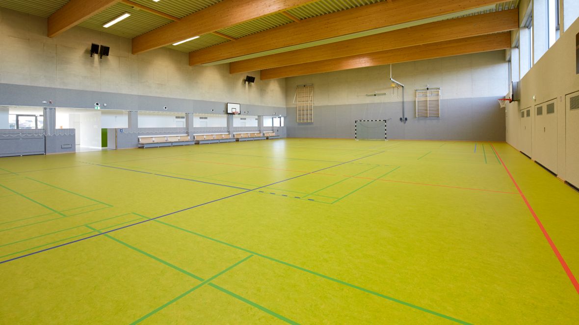 Zweifach-Sporthalle Sendenhorst-Albersloh Hallenboden mit Spielfeldmarkierungen – Forbo Marmoleum Sport