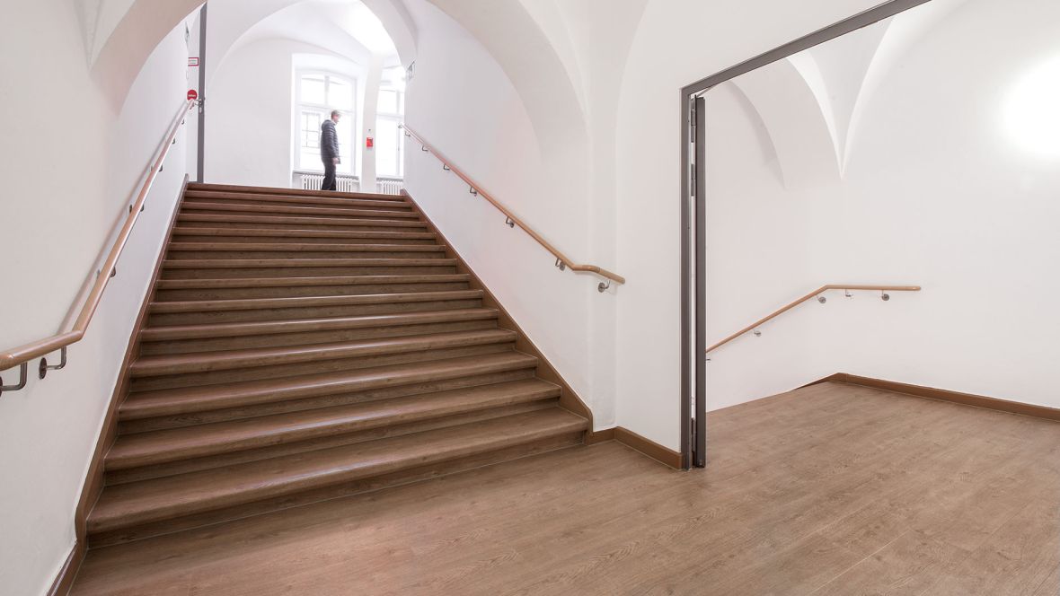 Arbeitsgericht Regensburg Treppenabsatz– Forbo Allura Wood