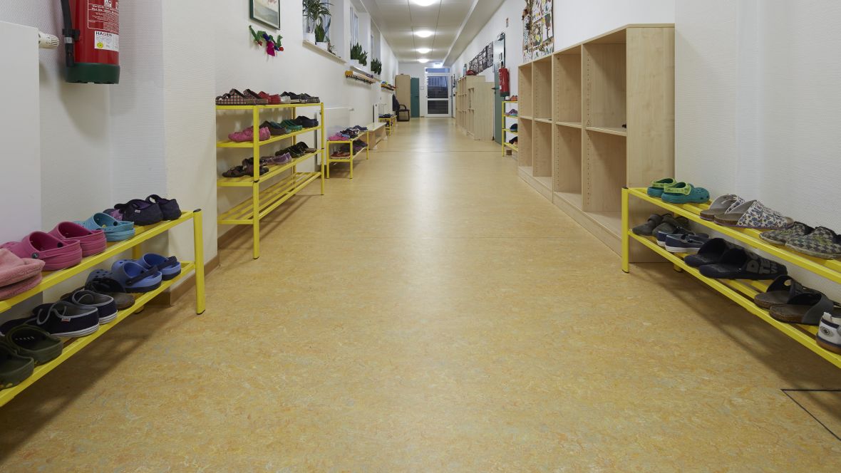 Grundschule Dörenhagen Gang mit Schuhregalen – Forbo Marmoleum Vivace
