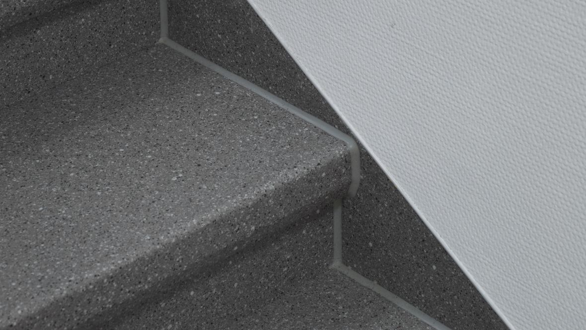 Grundschule Dörenhagen Detailaufnahme Treppenstufen mit grauem Belag – Forbo Eternal Original