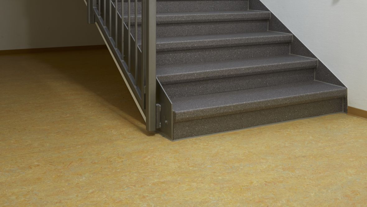Grundschule Dörenhagen Detailaufnahme Sandfarbener Linoleumboden vor Treppe – Forbo Marmoleum Vivace