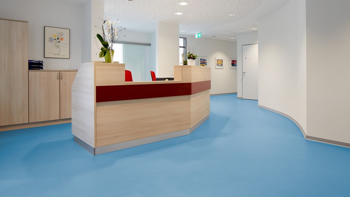 Medicum Lemgo Blauer Boden vor Empfangstheke – Forbo Flooring 