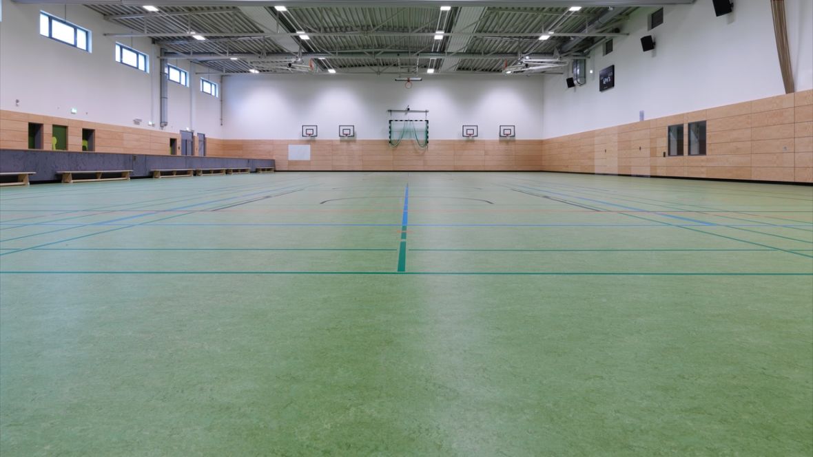 Sporthalle Gymnasium Harsewinkel Nahaufnahme grüner Sportbelag – Forbo Marmoleum Sport 