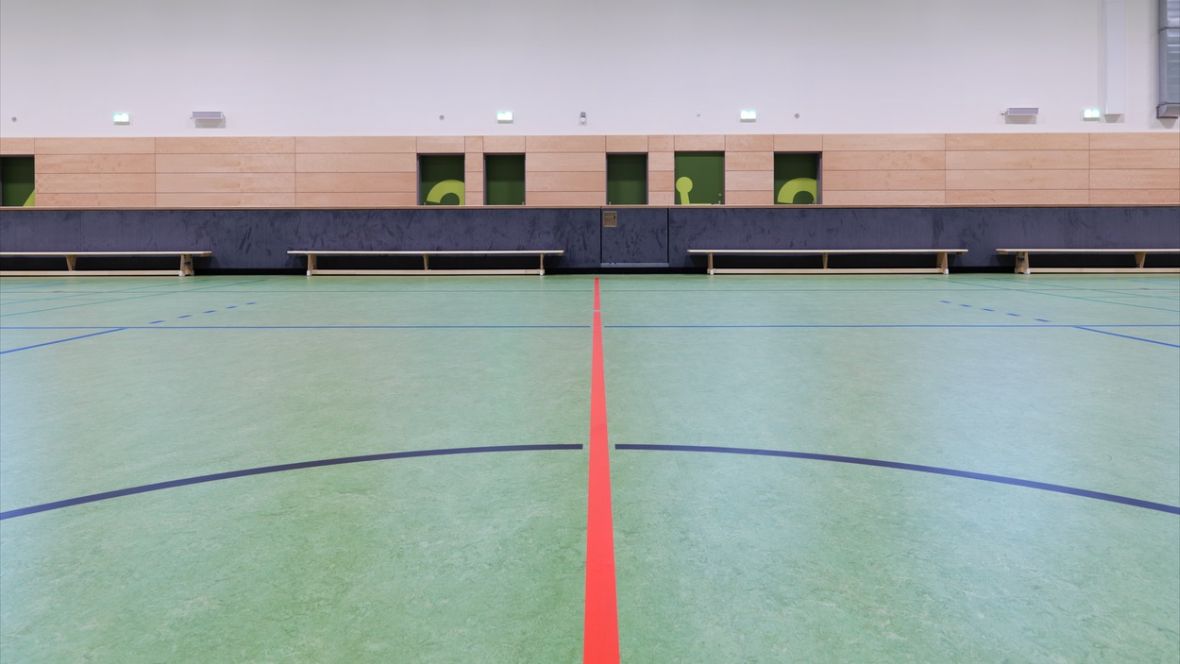 Sporthalle Gymnasium Harsewinkel Nahaufnahme Mittelfeldlinie – Forbo Marmoleum Sport 