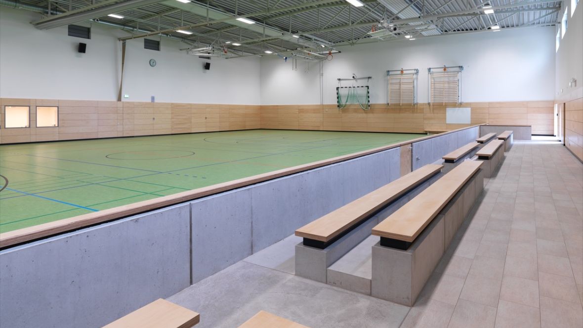 Sporthalle Gymnasium Harsewinkel Sitzbänke auf Tribüne – Forbo Marmoleum Sport 
