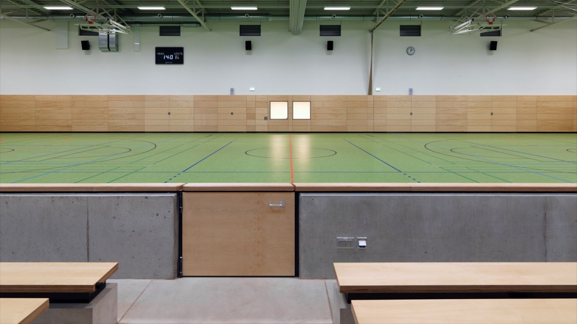 Sporthalle Gymnasium Harsewinkel Blick von Tribüne auf Mittelline des Spielfelds – Forbo Marmoleum Sport 