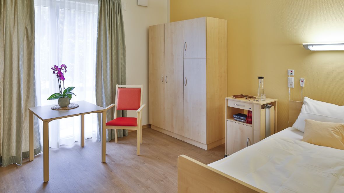 Wohnen und Pflegen im Sonnengarten Zimmer mit Pflegebett – Forbo Allura Wood