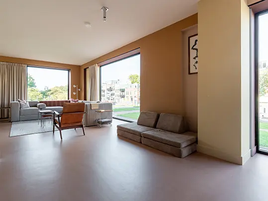 Binnenkijker Rotterdam - Marmoleum Cocoa kleur 3592 Salted Caramel netfit in de woonkamer