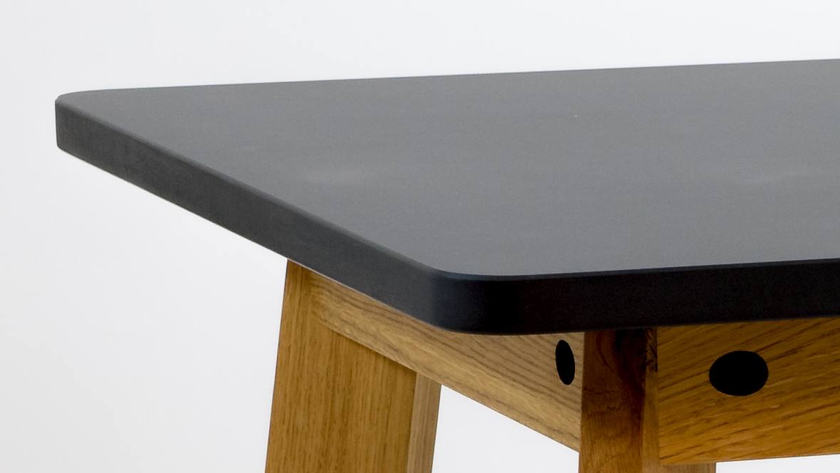 Tisch ANGUS Nahaufnahme Tischplatte mit Linoleumoberfläche – Forbo Furniture Linoleum