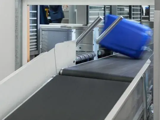Inclined baggage handling conveyors