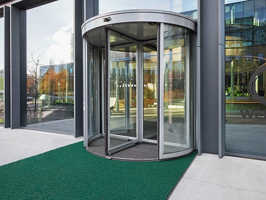 Sauberlaufzonen reduzieren Reinigungskosten | Forbo Flooring